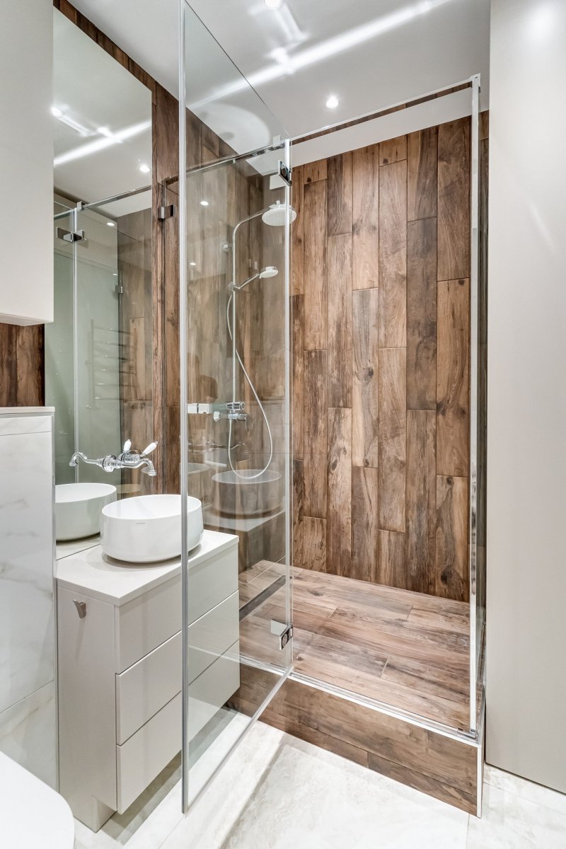 Класика в інтер'єрі 2026 Інтер'єр великої квартири в класичному стилі з використанням нейтральних кольорів і ліпнини.