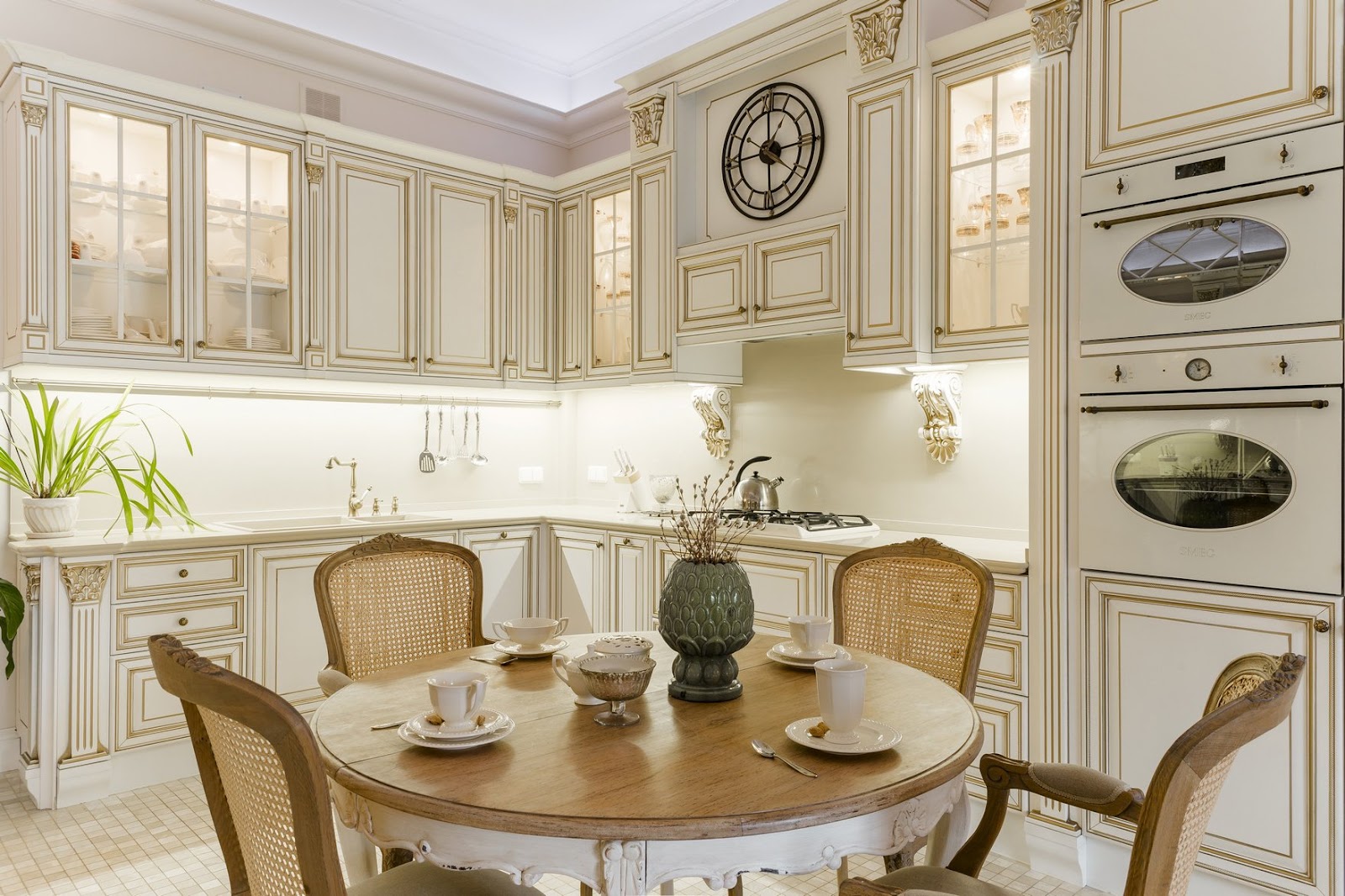 Класична вітальня Вітальня в класичному стилі з каміном та м'якими меблями в світлих тонах.