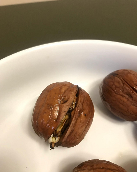 Добрива для горіха Внесення добрив у посадкову яму для саджанця волоського горіха.