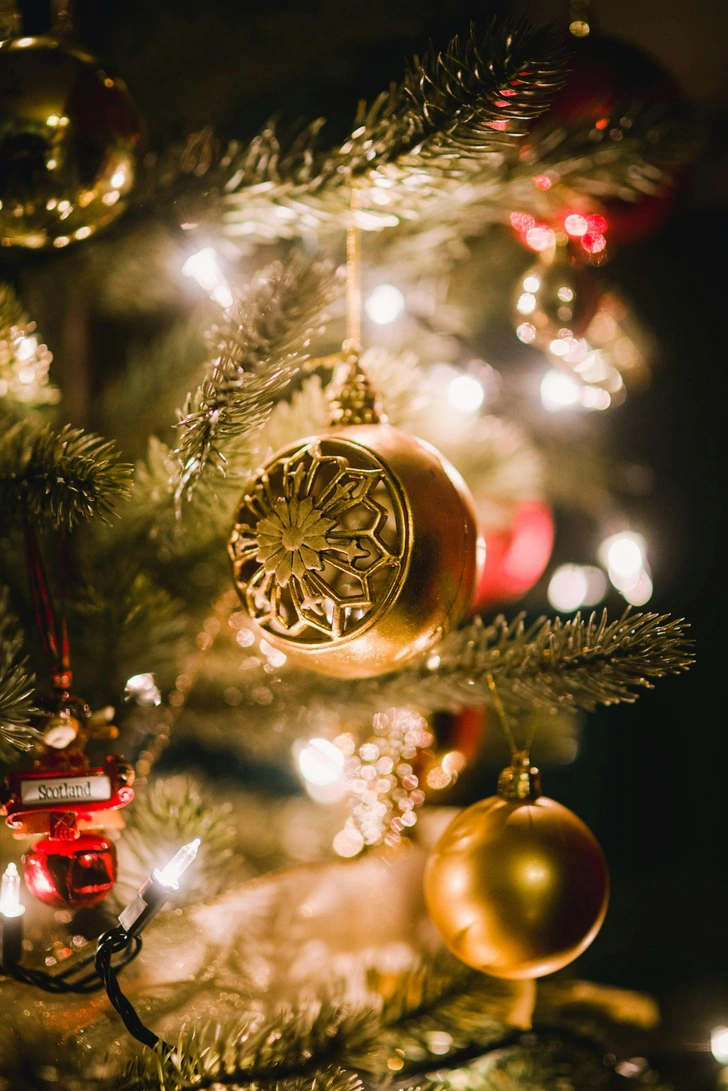 Ялинка у стилі мінімалізм Стильна мінімалістична ялинка, прикрашена в українському стилі, створює святкову атмосферу.