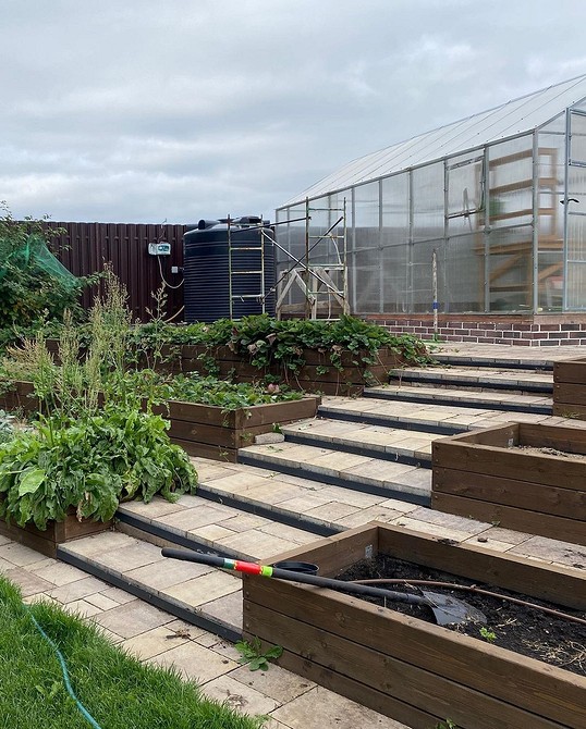 Ландшафт та грядки Ландшафтний дизайн 2026: як організувати грядки на ділянці з ухилом для оптимального росту рослин.