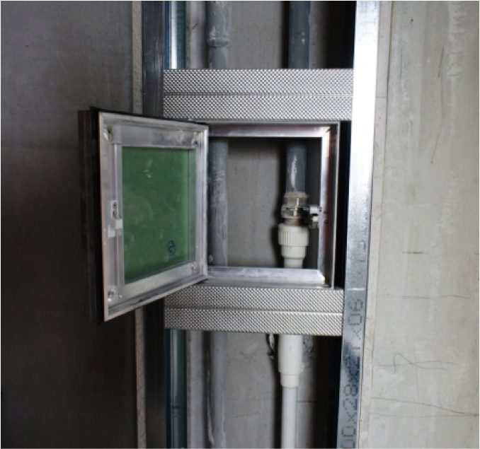 Люк-невидимка для плитки Прихований ревізійний люк під плитку з нажимним механізмом у ванній кімнаті.