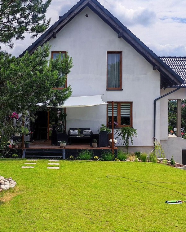 Меблі з навісом Садові меблі з навісом: зручна зона відпочинку біля басейну в спекотний день.