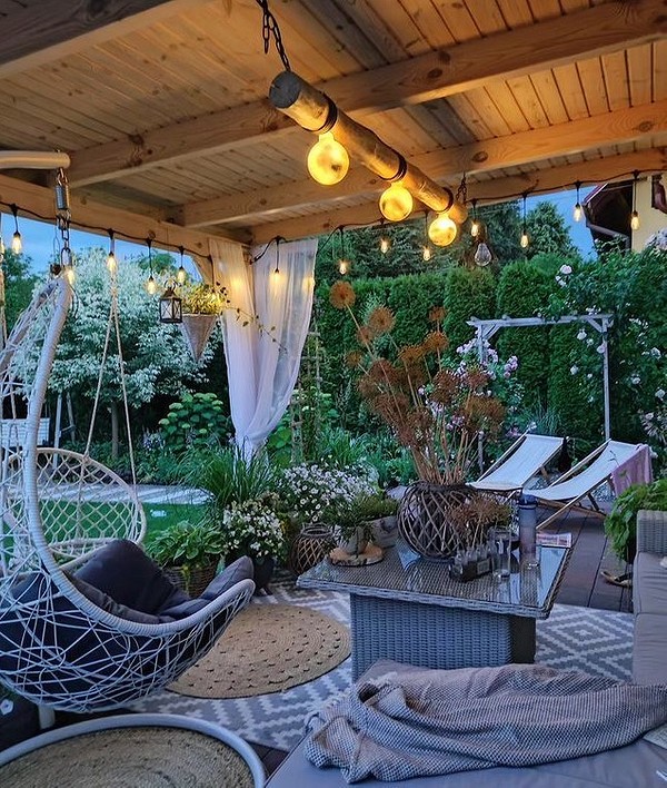 Зелена тінь дерев Швидкорослі дерева для тіні: зелений куточок із садовими меблями під деревами.