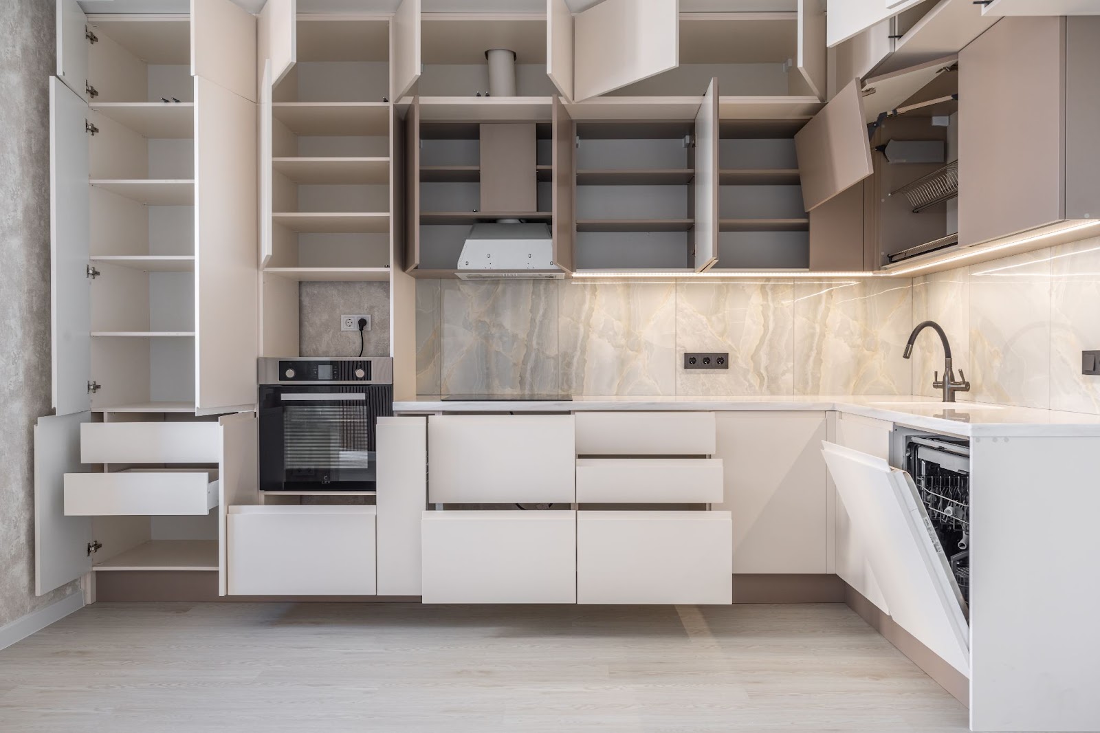 Кухня вашої мрії Результат замовлення кухні: кухня мрії 2026 року, виготовлена за індивідуальним проєктом.