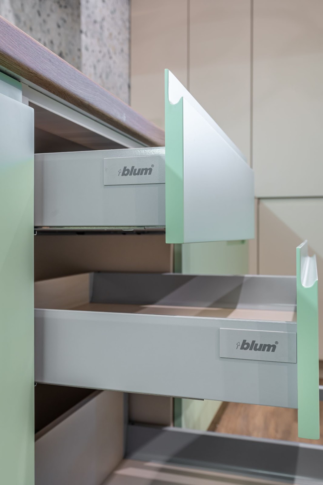 Монтаж кухні мрії Установка кухні на замовлення: виготовлення та монтаж кухонь 2026 року.