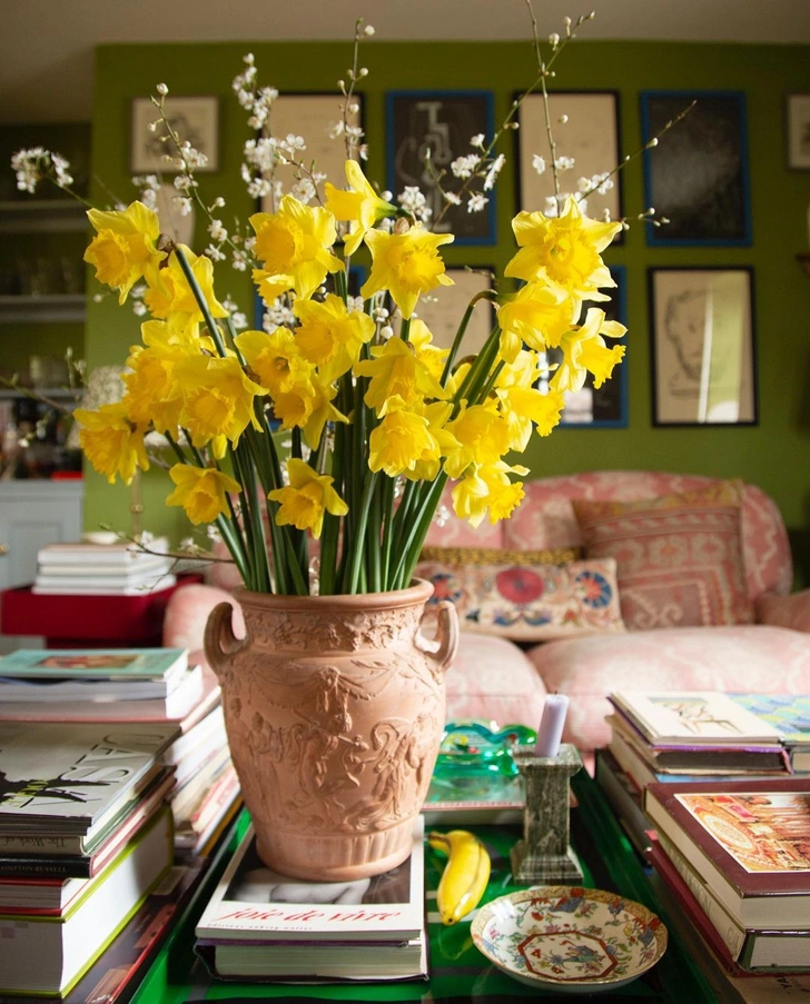 Весняна квіткова композиція Композиція з різноманітних весняних квітів, готова стати чудовим подарунком на 8 березня 2026.