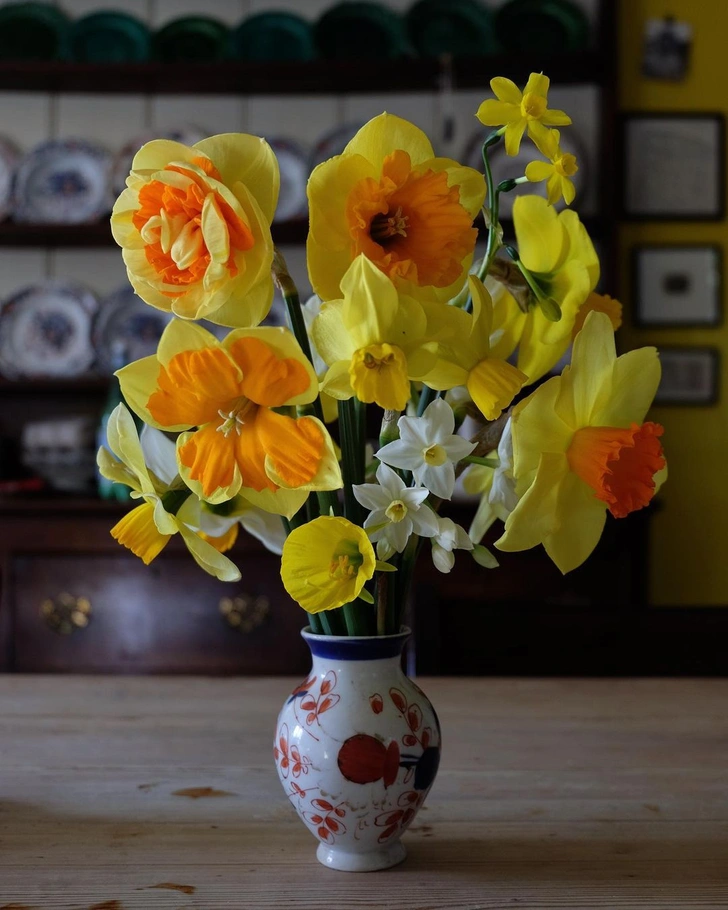 Букет емоцій на 8 Березня Сучасний букет квітів, що символізує щирі емоції на 8 Березня.