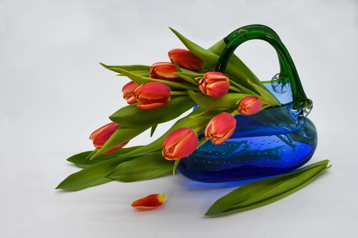 Елегантний весняний букет Ніжні весняні квіти, зібрані в елегантний букет для 8 Березня 2026.