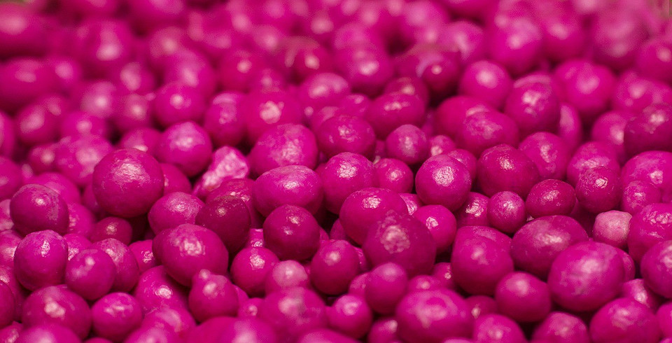 Органічні добрива Органічні добрива, готові для підживлення квітучої суниці для кращого врожаю.