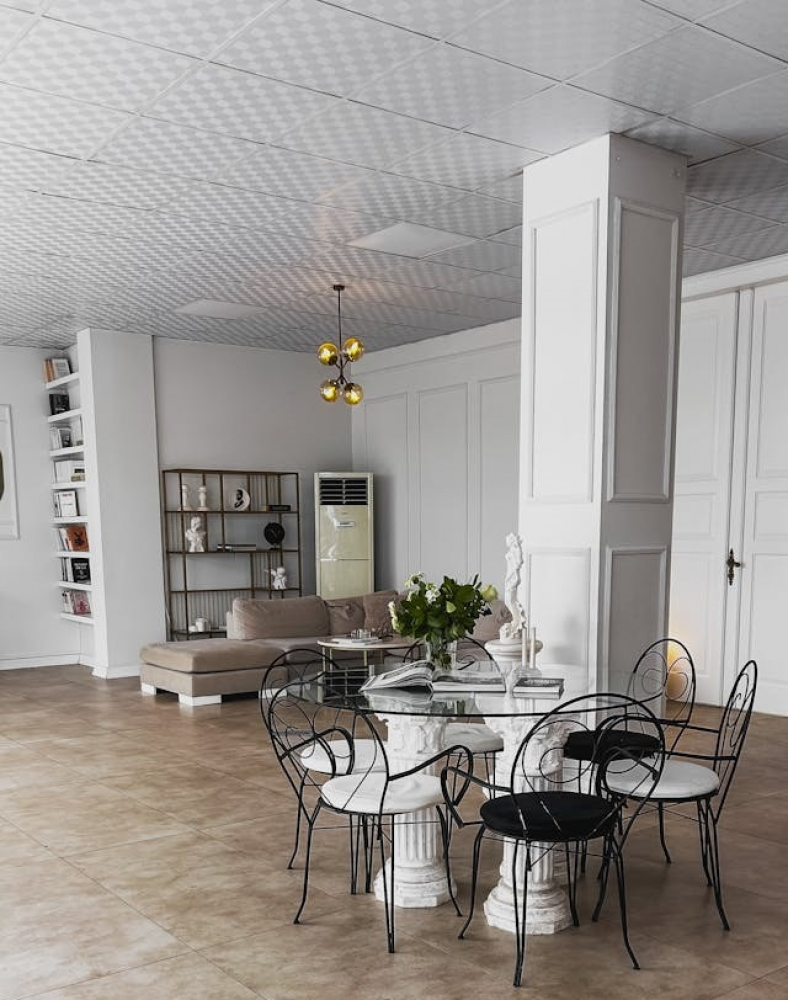 Дерево та метал: поєднання Комбіновані декоративні колони з натурального дерева та металу в стильному інтер'єрі.