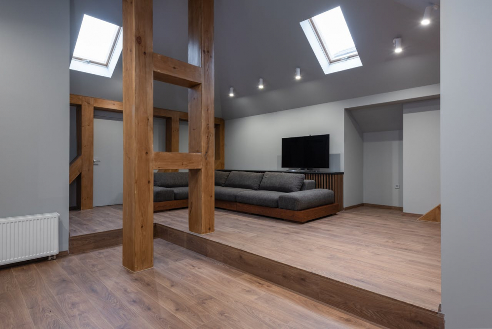 Колони в сучасному інтер'єрі Сучасні декоративні колони з натурального дерева, що втілюють античний дизайн інтер'єру.