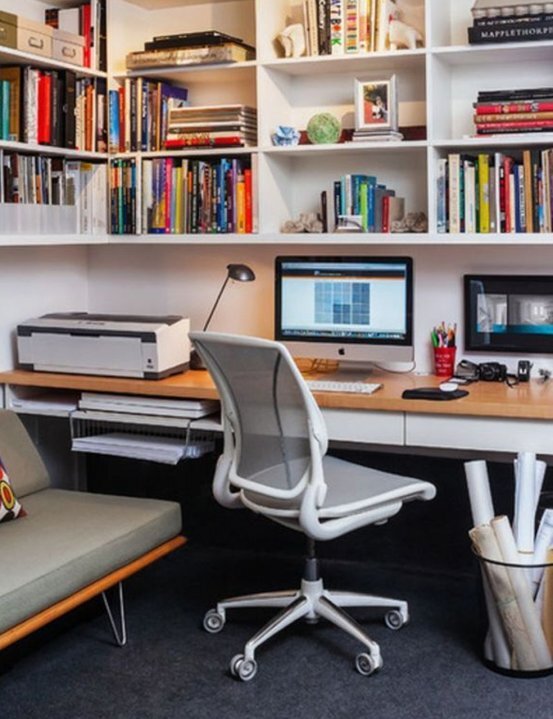 Меблі для home office 2026 — вертикальне зберігання замість горизонтального Мінімалістичний home office з вертикальним зберіганням — полиці до стелі замість тумб