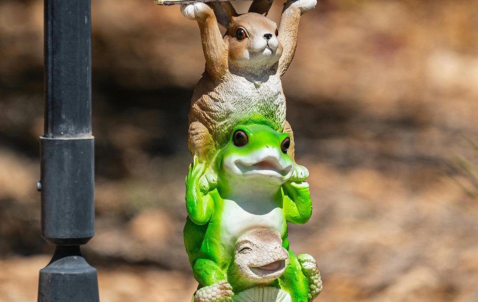 Іржавий садовий декор Старий, іржавий садовий декор, що виглядає недоглянутим та псує загальний вигляд