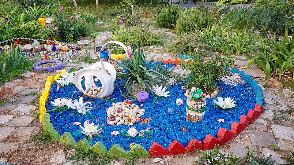 Надмірність декору Надмірна кількість садових фігурок, що створюють візуальний шум та хаос