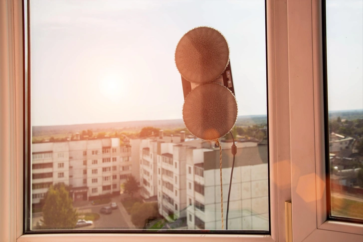 Просте використання робота Робот для миття вікон, демонструє процес очищення скла з використанням серветки.