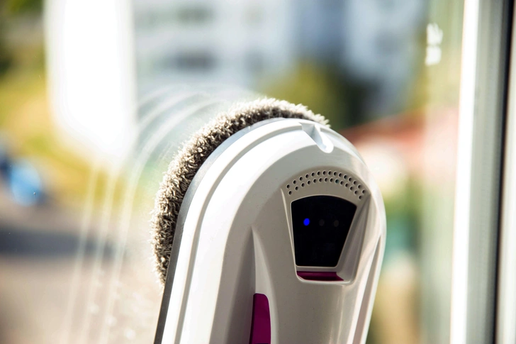 Безпечне миття вікон Робот для миття вікон, працює на високому вікні, забезпечуючи безпеку та зручність.