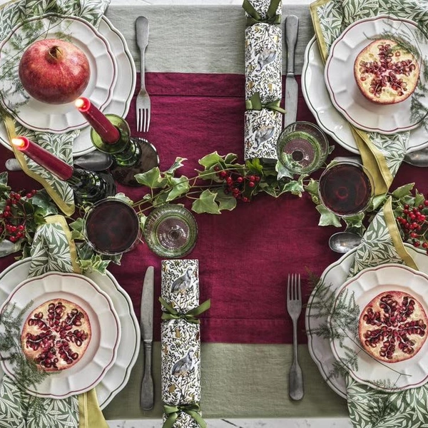 Червона ягідна нотка Крок 3 до магії свята: сервірування столу 2026 з червоними ягодами.