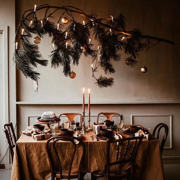 Казкова зелено-золота палітра Сервірування столу 2026: зелені акценти та золотий посуд створюють казкову новорічну палітру.