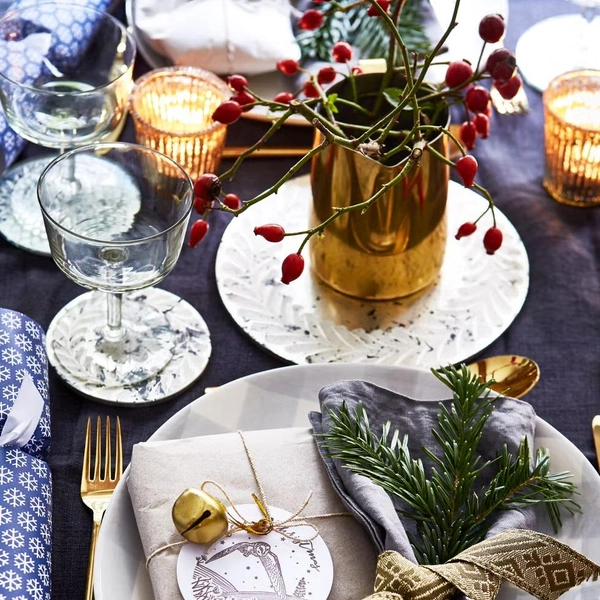 Трио кольорів свята Святкове оформлення столу 2026: поєднання червоного, білого та зеленого кольорів.