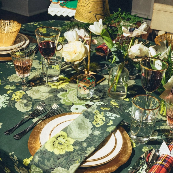 Святкові акценти Сервірування новорічного столу 2026 з використанням червоних та зелених акцентів.