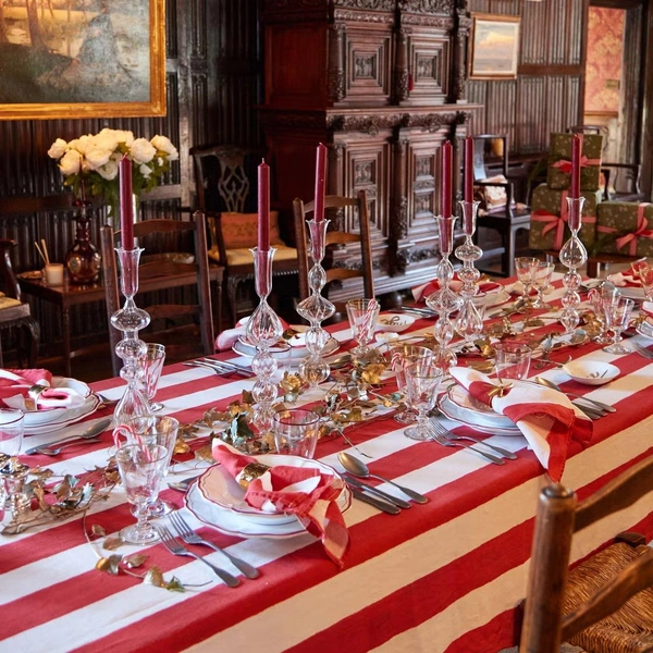 Кольори Нового року Розкішна новорічна палітра: червоний, зелений та золотий кольори на святковому столі 2026.