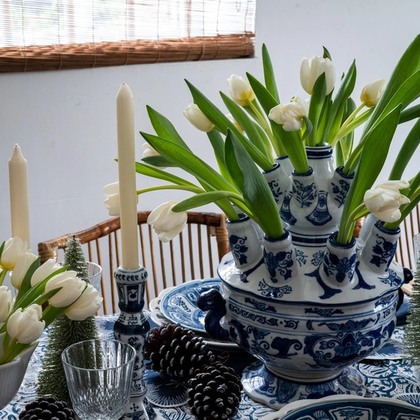 Мінімалістичне сервірування Сучасне сервірування новорічного столу 2026 з акцентом на мінімалізм.