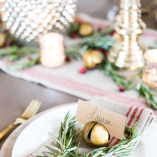 Сучасний стиль Сучасне сервірування новорічного столу 2026 у червоно-зелених тонах.