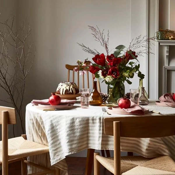 Оригінальна ідея Оригінальне сервірування новорічного столу 2026 з використанням червоних, зелених та золотих елементів.