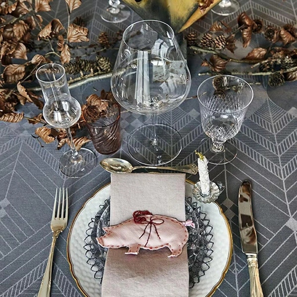 Золотий блиск Детальне сервірування новорічного столу 2026: блискучий золотий посуд.