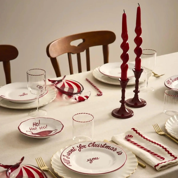 Свято на столі Елегантне сервірування новорічного столу 2026 у червоних, зелених та золотих тонах.
