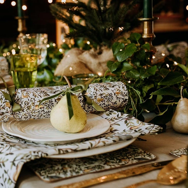 Елегантність червоно-золотого дуету Ідеї сервірування столу 2026: елегантна атмосфера досягнута за допомогою червоних та золотих елементів.