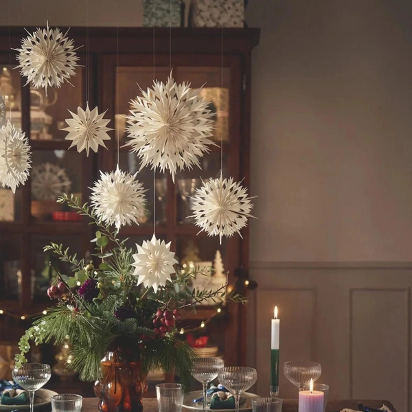 Декоративні акценти Крок 3: додавання декоративних елементів до сервірування новорічного столу 2026.