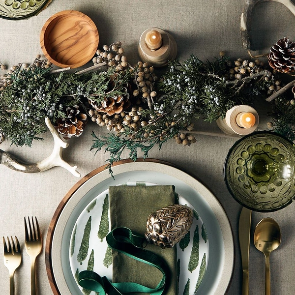 Святкове сервірування столу Елегантне сервірування новорічного столу 2026 з червоними та золотими акцентами.