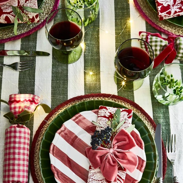 Деталі святкового столу Деталі сервірування новорічного столу 2026: келихи та посуд