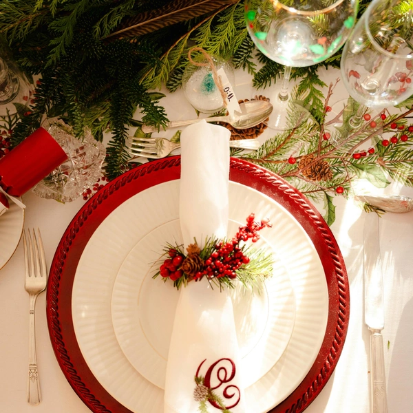 Святкова палітра 2026 Сучасне сервірування новорічного столу 2026, що поєднує червоний, зелений та золотий
