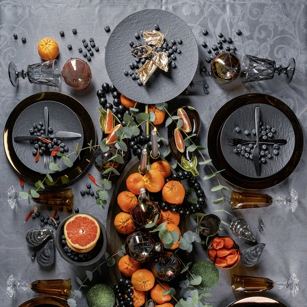 Шлях до елегантності Сервірування столу 2026: чотири кроки до створення елегантної атмосфери з золотим декором.