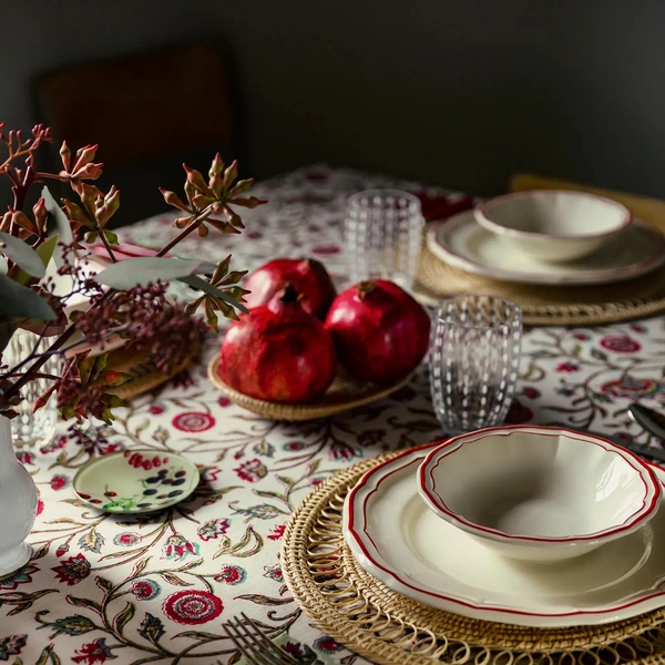 Елегантність червоного та золота Новорічне оформлення столу 2026: створення елегантної атмосфери за допомогою червоного текстилю та золота.