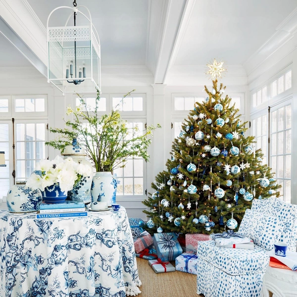 Святкова сервіровка столу Елегантне сервірування новорічного столу 2026 з червоно-зелено-золотими акцентами.