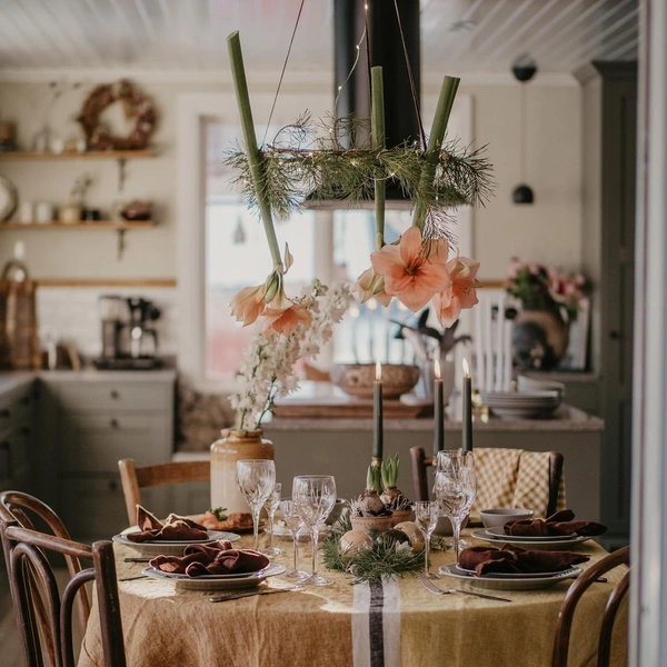 Кольорова гармонія свята Комбінування кольорів: зелений, червоний та золотий для новорічного столу 2026.