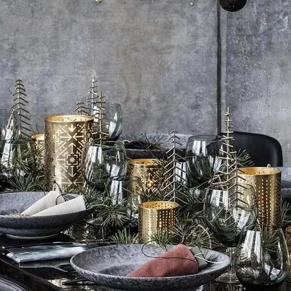 Золотий блиск Приклад розкішного сервірування новорічного столу 2026 з акцентом на золоті елементи.
