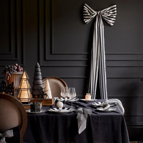 Новорічна магія на столі Елегантне сервірування новорічного столу 2026 у червоних, зелених та золотих тонах.