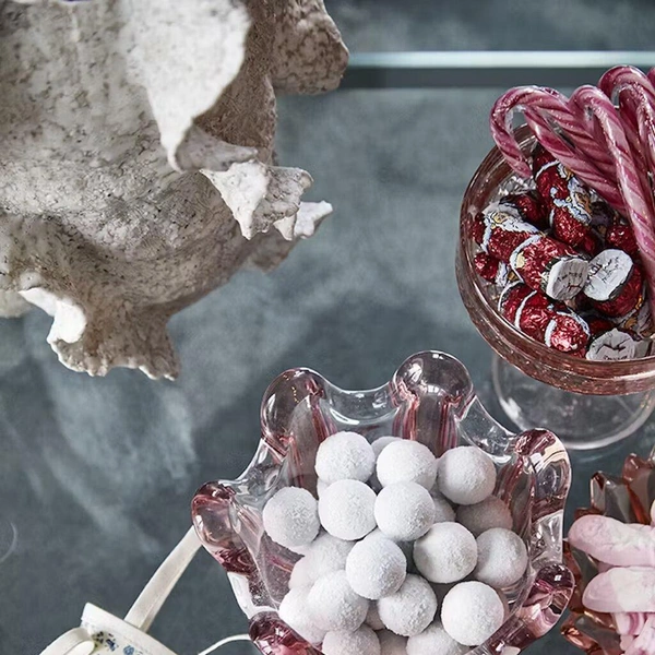 Святкова сервіровка столу Елегантне сервірування новорічного столу 2026 з червоно-зелено-золотими акцентами.