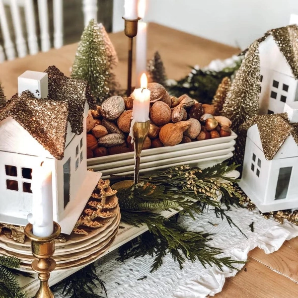 Новорічна магія столу Елегантне сервірування новорічного столу 2026 з червоними, зеленими та золотими акцентами.