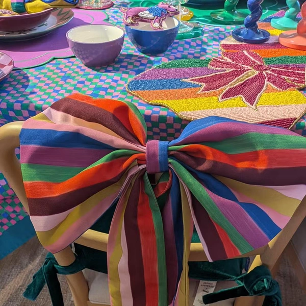 Природна новорічна свіжість Сервірування столу 2026: використання червоних та зелених гілок для створення природної новорічної атмосфери.