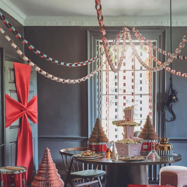 Святкова палітра Новорічна палітра: червоний, зелений та золотий у деталях сервірування столу 2026.