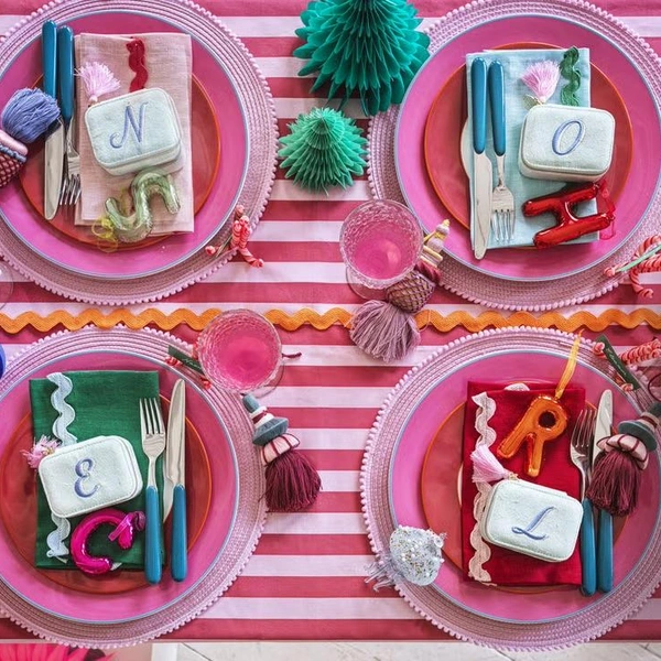 Червоні акценти свята Приклад сервірування новорічного столу 2026 з використанням червоних акцентів