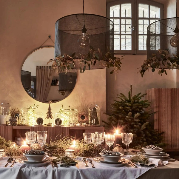 Червоно-зелені деталі святкування Сервірування новорічного столу 2026: деталі святкового оформлення з червоними та зеленими серветками.