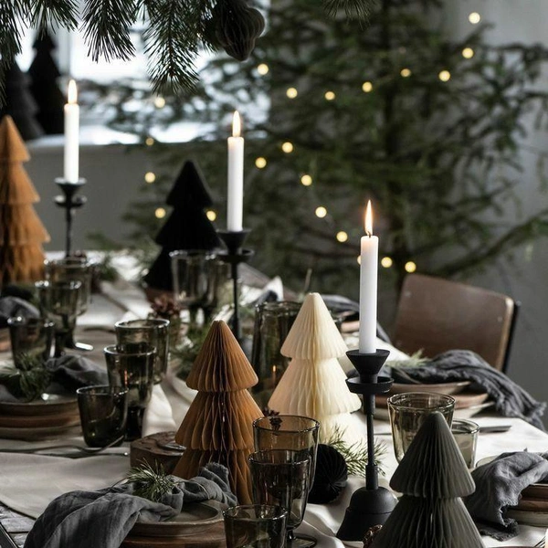 Деталі свята Центральний елемент сервірування новорічного столу 2026: вишукані прикраси.