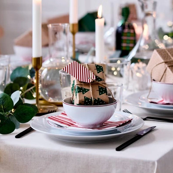 Ідеї для свята Ідеї сервірування новорічного столу 2026: поєднання кольорів та елементів для святкового оформлення.